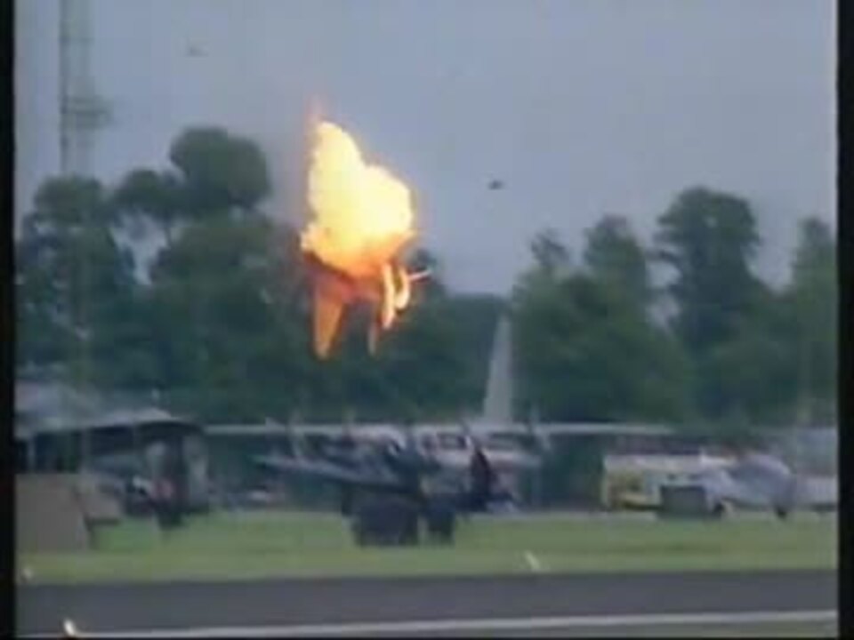 MiG-29 戦闘機が空中衝突して墜落 - ニコニコ動画