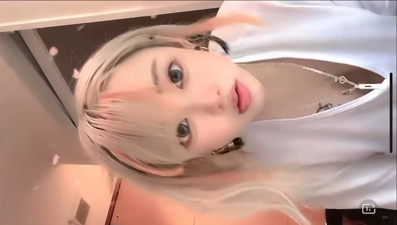 ニコ生　ポロリ ノーブラtiktokライブ】巨乳でノーブラなのに胸元ゆるゆるの服でLIVE配信して案の定【ポロリハプニング】 - ニコニコ動画
