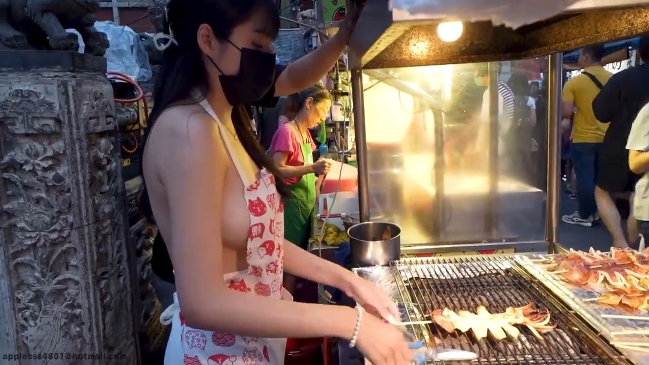 胸チラ　店員 