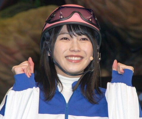 横山由依 背中ちらり衣装に おきれいです と歓喜の声 ニコニコニュース