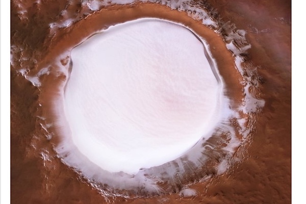 火星もホワイトクリスマス 直径キロの 氷 で満たされた巨大クレーターが撮影される ニコニコニュース