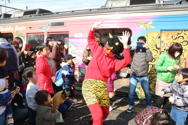 子供も大喜び 鬼退治もできる秩父鉄道 節分豆まきトレイン ニコニコニュース