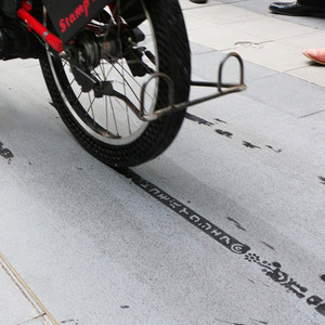 道路に残る自転車のタイヤ痕を広告に 拡大するシェア自転車の新展開になるか ニコニコニュース