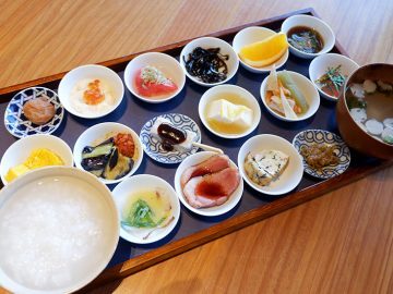 行列必至のお寺の朝食 築地本願寺カフェtsumugi の 18品の朝ごはん を食べてきた ニコニコニュース