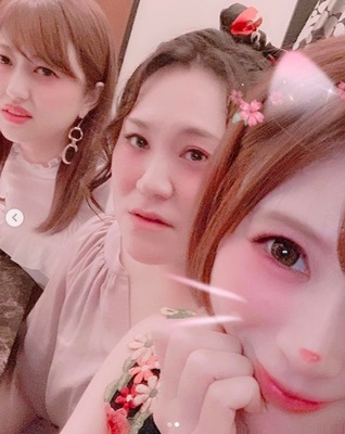 手島優 菊地亜美 バービーとの3ショット写真にツッコミ反響 2人の顔 ホラー ニコニコニュース