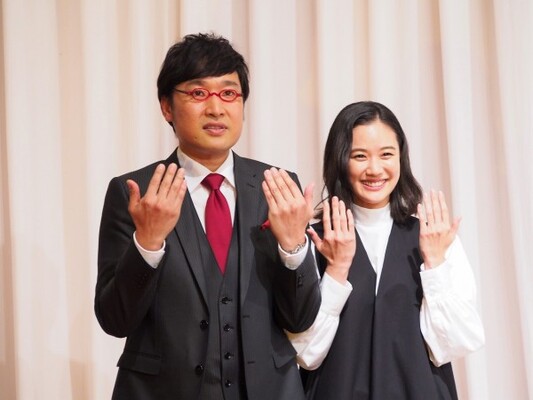 結婚指輪より 一緒に旅行 を 山ちゃんと蒼井優の入籍会見 しずちゃんの願いは 南キャンをトリオに ニコニコニュース