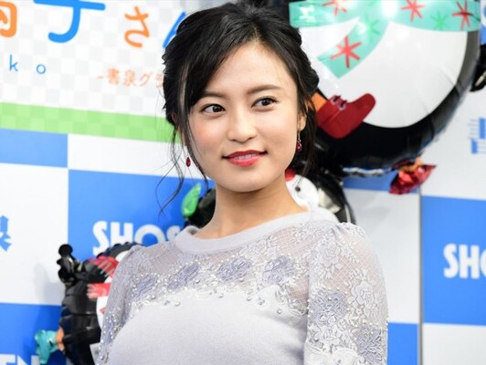 小島瑠璃子 美脚 胸元あらわなショットに反響 色っぽすぎる ニコニコニュース