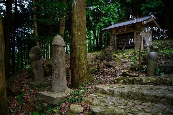 リアルな男根石像が 森の中にそびえ立つ インパクト抜群 麻羅観音 の悲しい歴史 ニコニコニュース