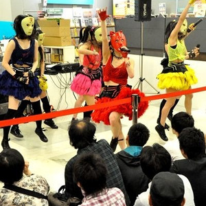 アリス十番 タワレコ秋葉原店でミニライブ 街角景気 Japan はケーキを無料配布 ニコニコニュース アリス十番 タワレコ秋葉原店でミニライブ 街角景気 Japan はケーキを無料配布 ニコニコニュース