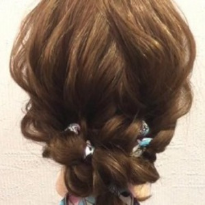 ヘアアレンジで春を先取り オトナ女子にぴったりの華やかスカーフ