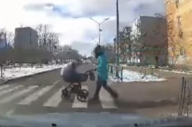 衝撃動画 ウクライナで赤ちゃんの乗ったベビーカーが飲酒運転の車に吹っ飛ばされるも奇跡的に助かる ニコニコニュース