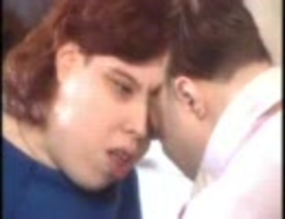 向かい合う形で互いの顔の左がくっついている結合性双生児の姉妹 ニコニコ動画