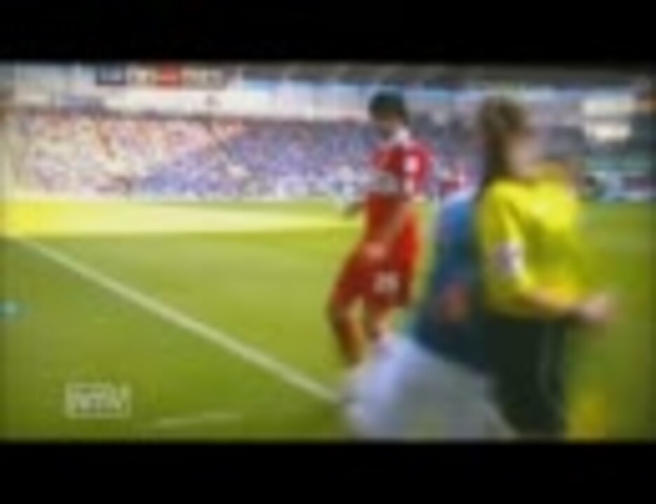 サッカーの試合中で選手が美人女性ラインズマンを突き飛ばす ニコニコ動画