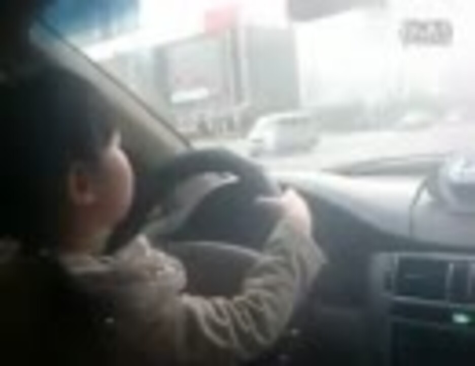 中国4歳の子供に高速道路で運転させる