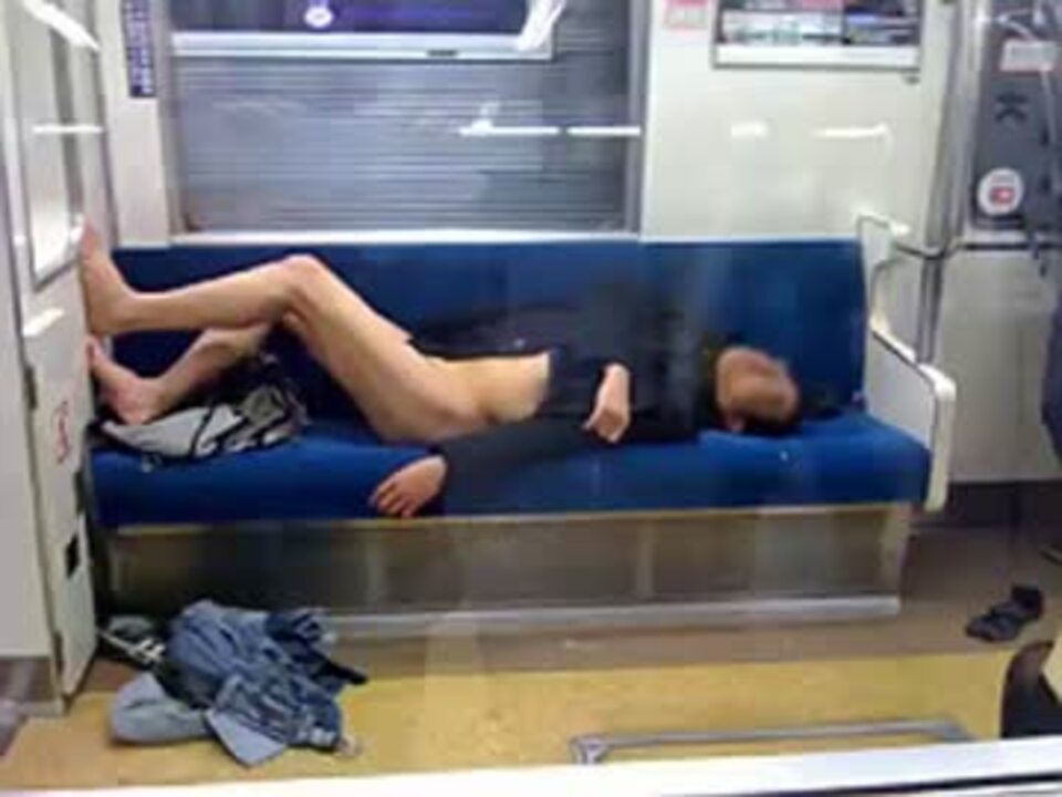 電車内で下半身を露出する泥酔男　