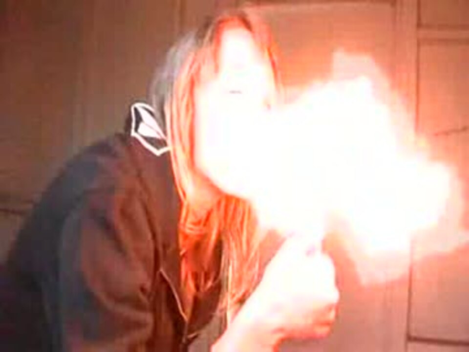 炎のパフォーマンスに失敗して大火傷を負う少女 ニコニコ動画