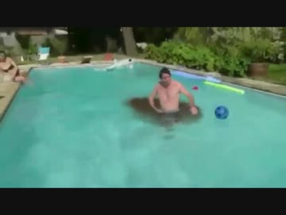 Писает в бассейне. Обкакалась в бассейне. Пукнула в бассейне. Обделался в бассейне. Чувак обосрался в бассейне