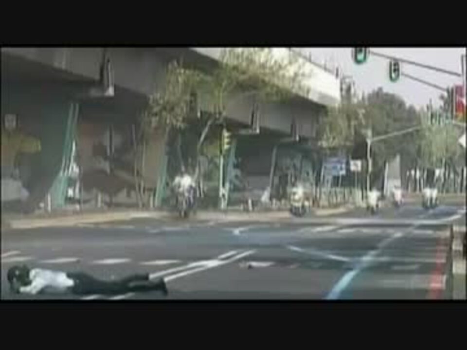 派手に転ぶ白バイ隊員ｗｗｗｗｗｗ ニコニコ動画