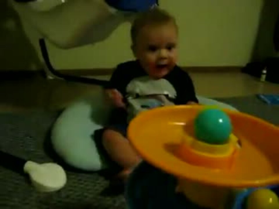 ボールが飛び出すオモチャに興奮する赤ちゃん ニコニコ動画