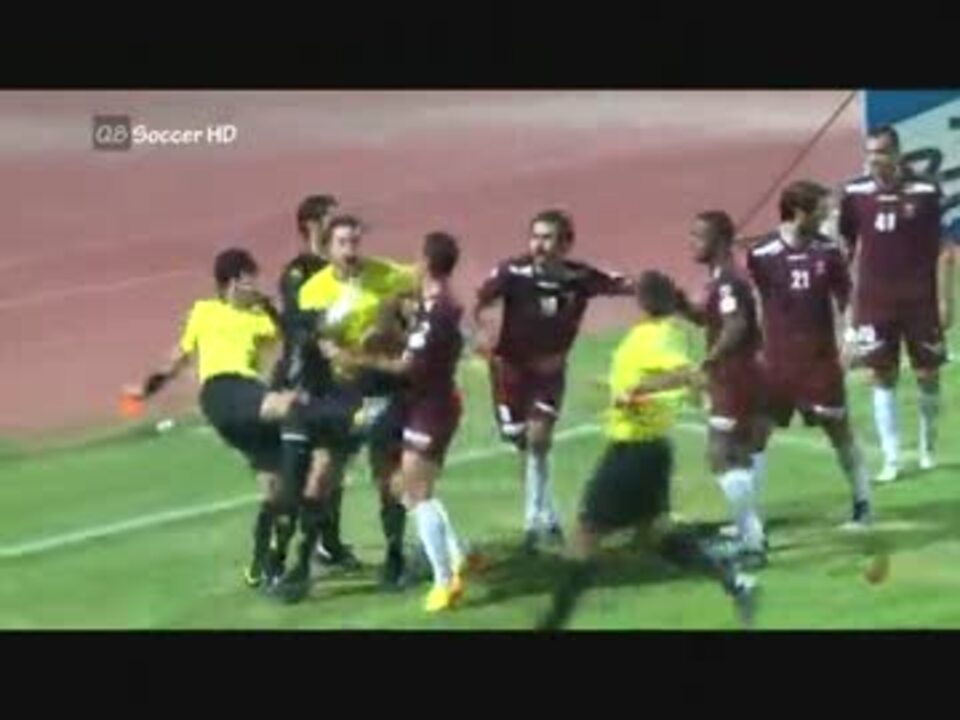 サッカー クウェートで審判が選手と乱闘 殴る蹴るレッドカード乱発 ニコニコ動画