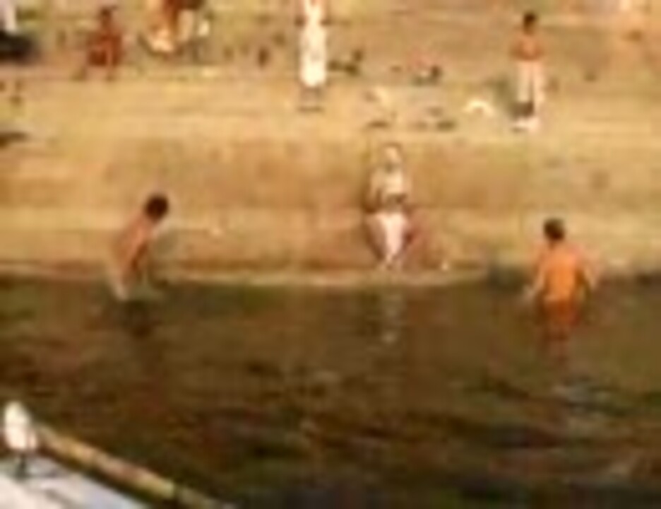 インド・バラナシのガンジス川をお風呂代わりに使う人 - ニコニコ動画