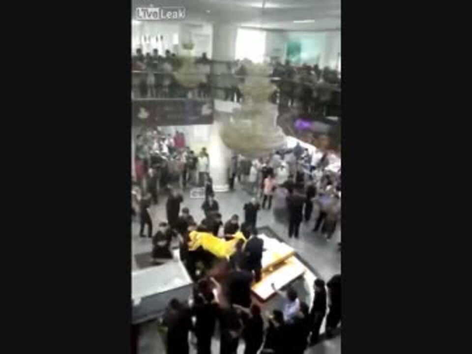 中国 エスカレーターの死亡女性の遺族が遺体を携え店に抗議 ニコニコ動画