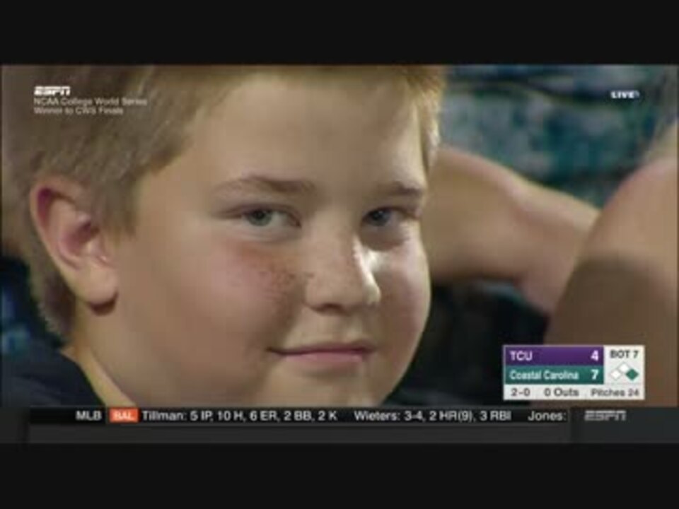 野球観戦中にカメラに気付きカメラ目線を絶やさない少年 ニコニコ動画