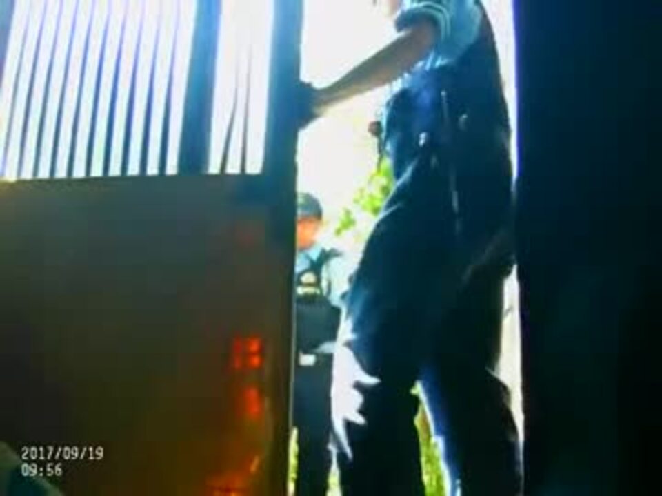 母親を遺棄したニートの家へ突入する警察官一部始終 - ニコニコ動画