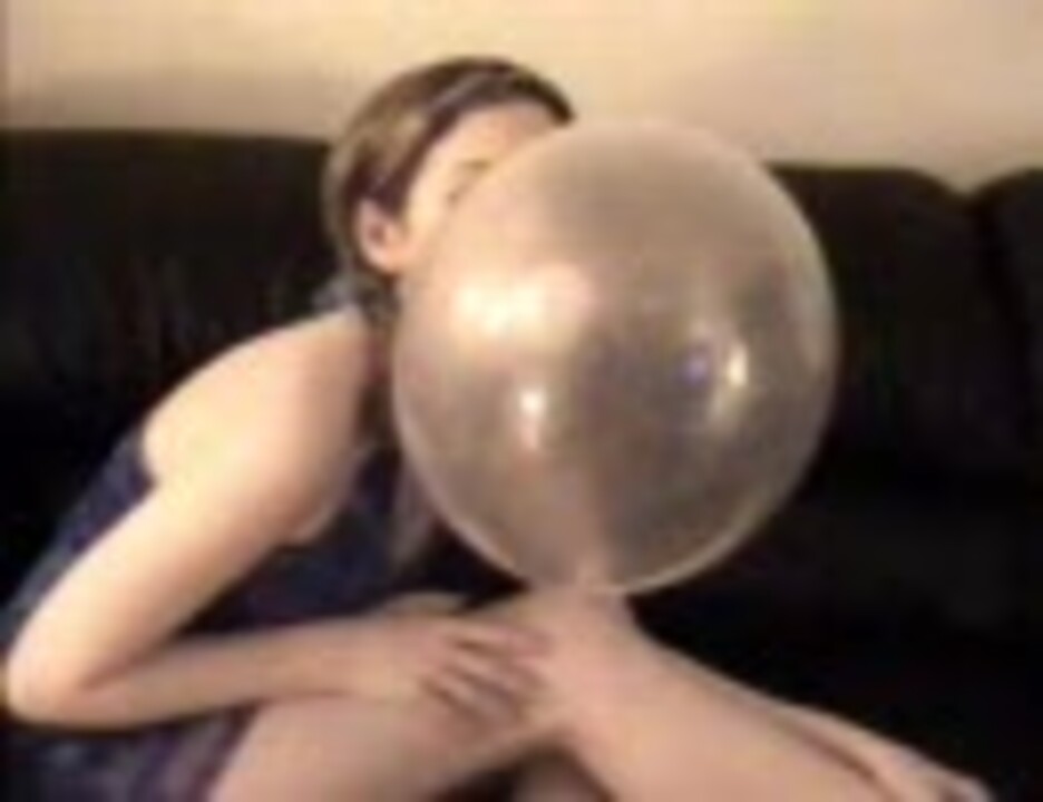 Надуть шары видео. Девушки надувают шары. Надувание воздушного шара. Девушка надувается.