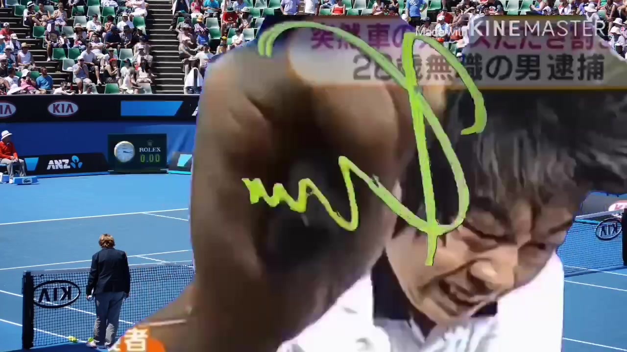 カメラのレンズを叩き割る勢いでサインをするプロテニスプレイヤー木崎 ニコニコ動画