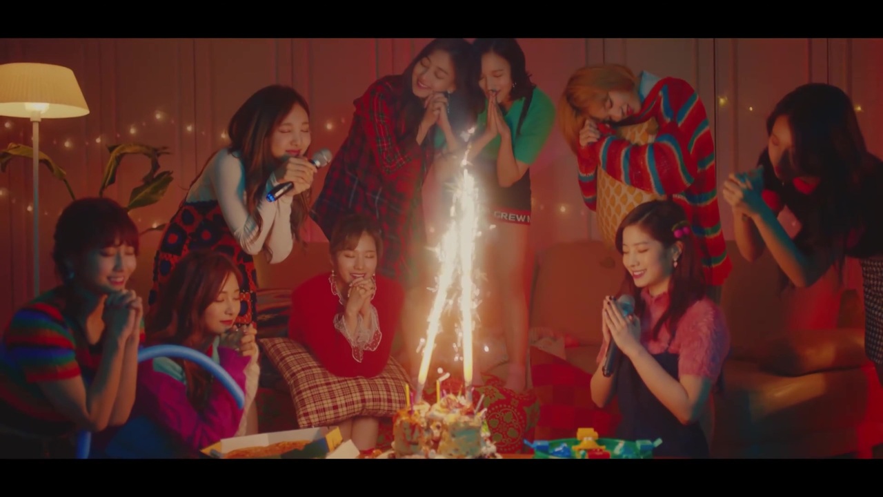 TWICE Merry & Happy MV