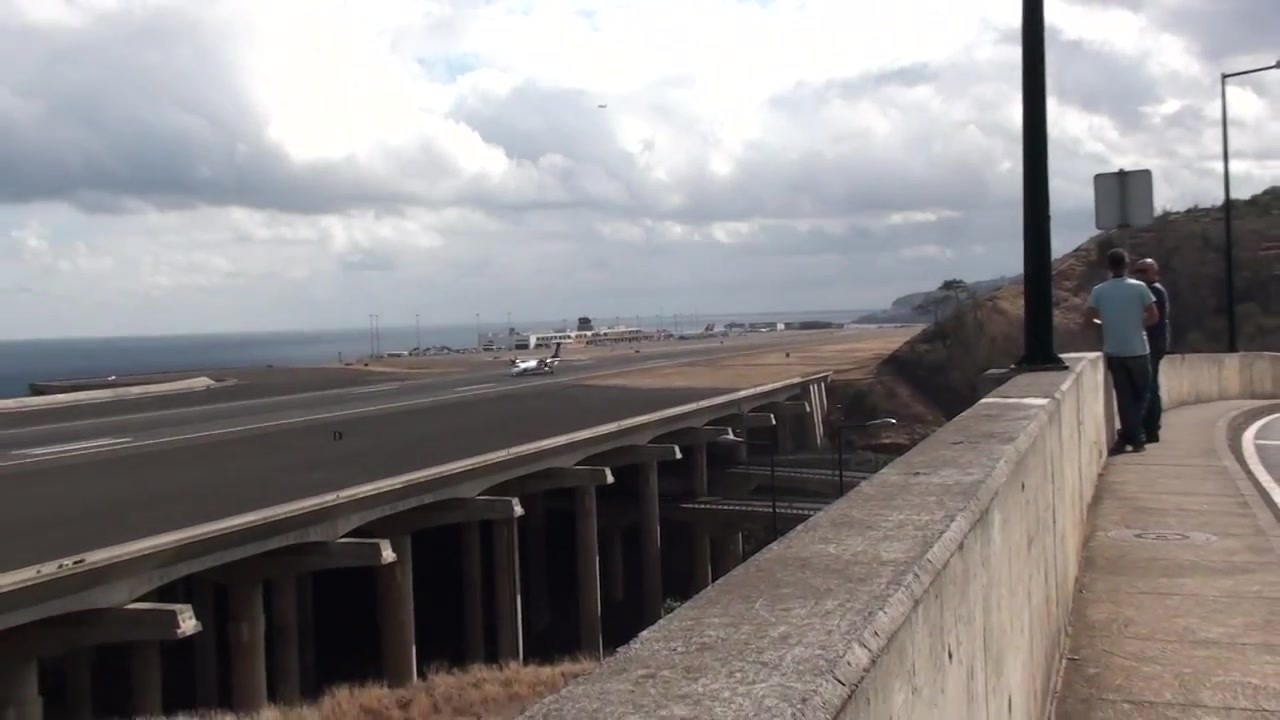 滑走路の下を高速道路が通っている空港 マデイラ空港 ニコニコ動画