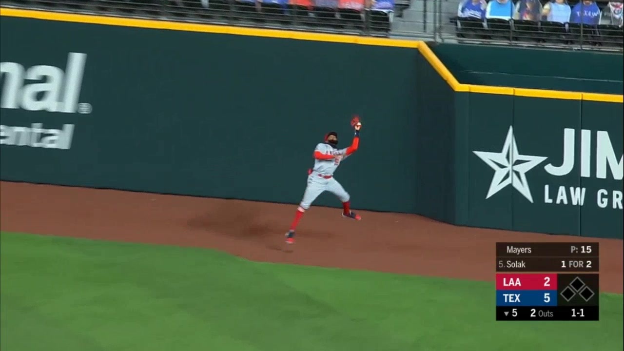 Mlb 珍プレー 外野手が打球をグラブで弾いてスタンドイン ニコニコ動画