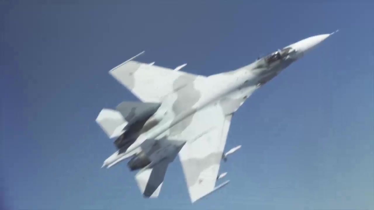 黒海上空で米軍のb52爆撃機が露軍のsu 27戦闘機から危険な迎撃を受ける ニコニコ動画