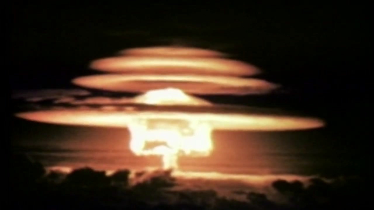 Водородная бомба видео. Взрыв царь бомбы в 1961. Ядерный взрыв 100 мегатонн. Взрыв водородной бомбы на новой земле в 1961 году. Царь бомба 1961.