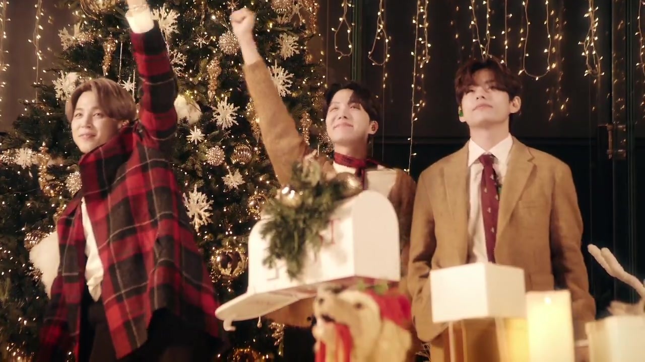 BTS 】 BTS Sings 'Santa Claus Is Comin' To Town' The Disney Holiday