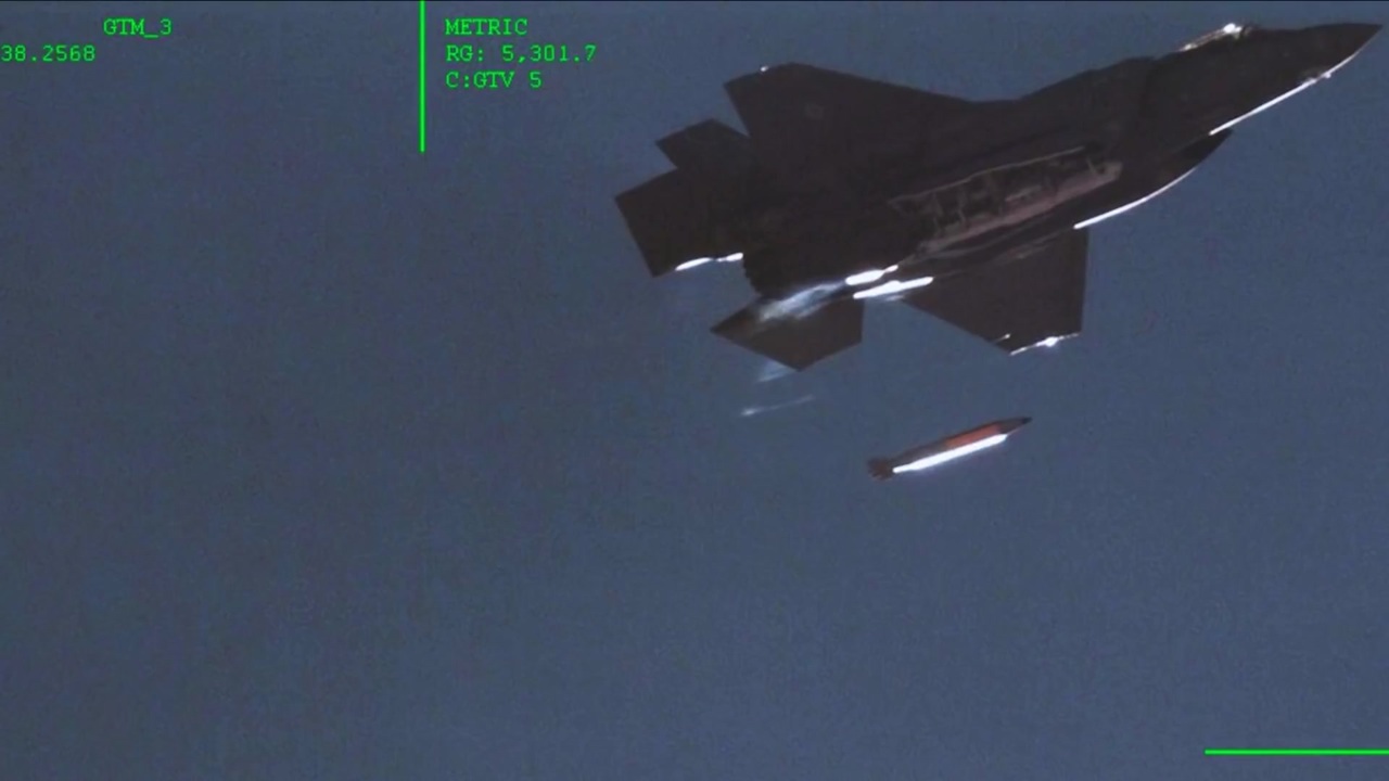 音速飛行中のf 35a戦闘機より 戦術核爆弾 B61 12 投下実験成功 ニコニコ動画