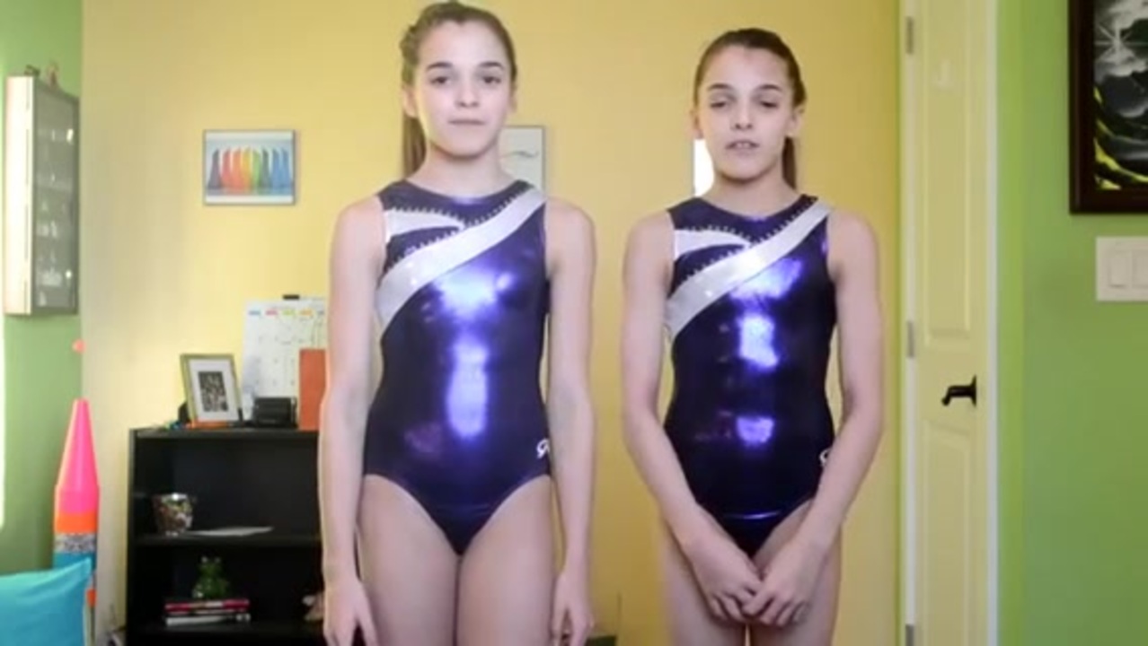 海外の女子体操YouTuber2人がレオタード姿で体操をレクチャーしてくれています