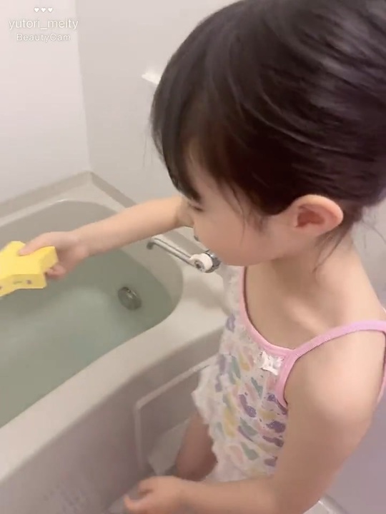 ホモと見るお風呂に虹の入浴剤を入れる幼女