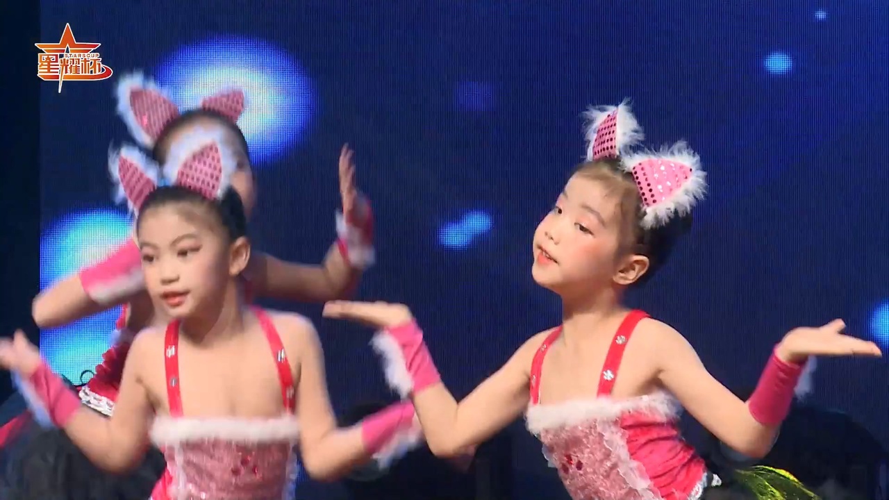 選曲が適当すぎる中国幼女のダンス