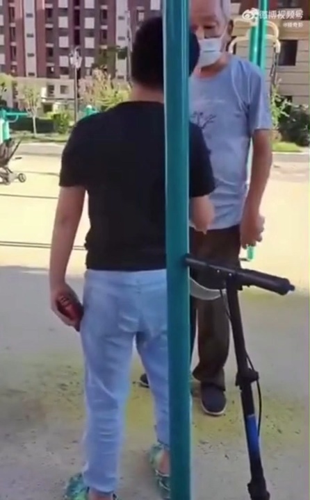 子供とブランコの取り合いをする老人（ショートフィルム） - ニコニコ動画