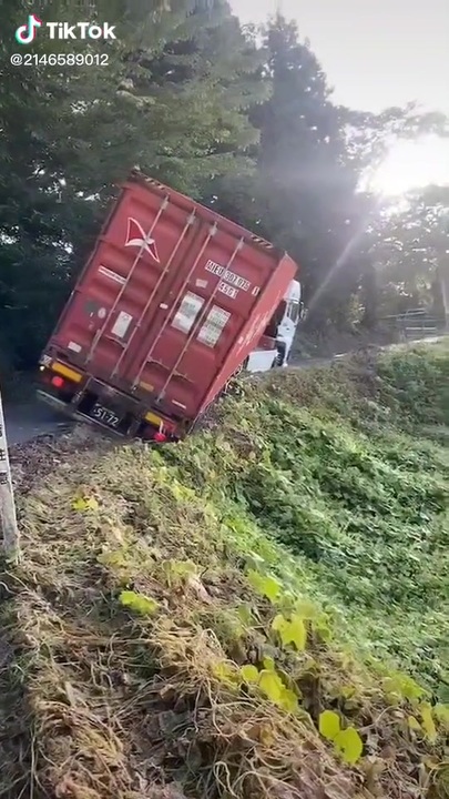 ホモと見る　狭い道を突き進むトラック - ニコニコ動画