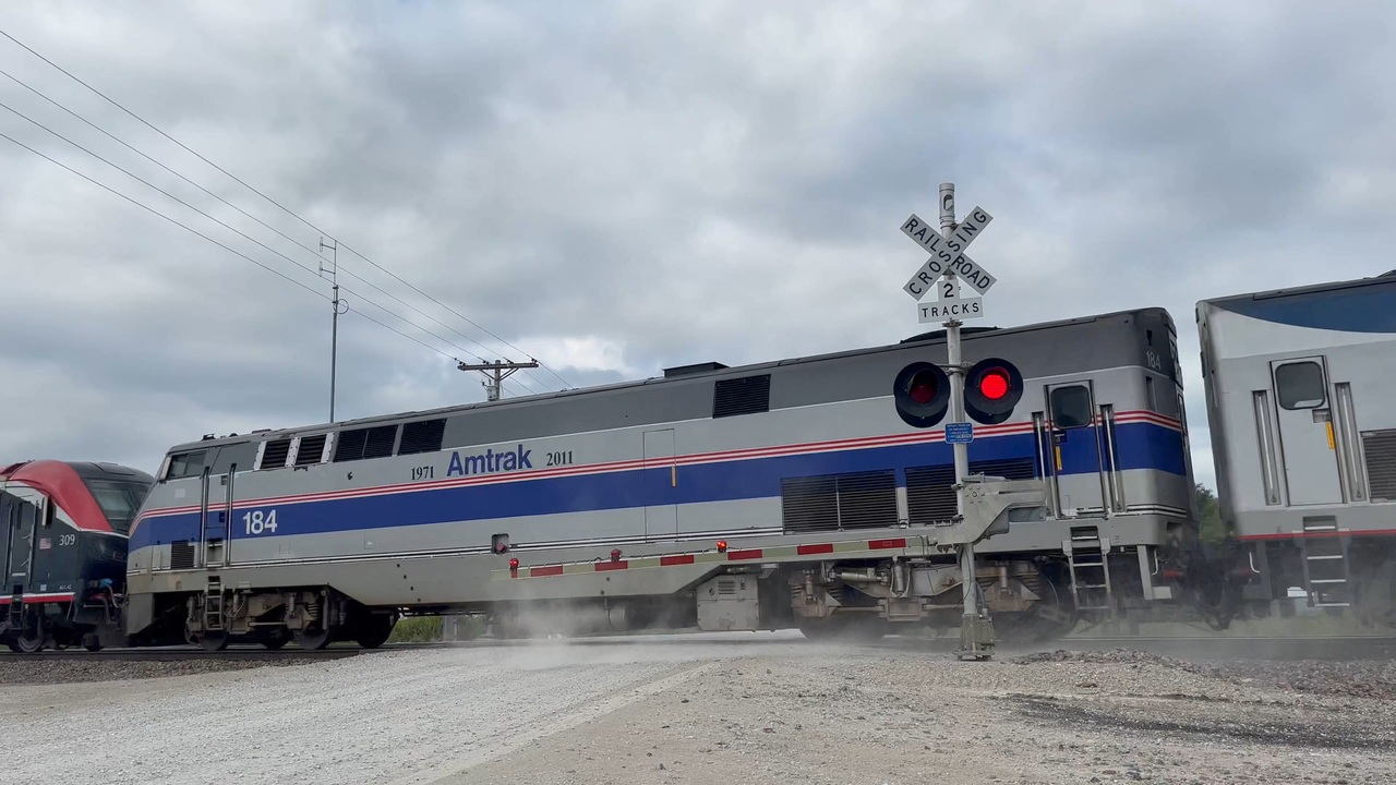 アメリカの踏切で珍しいアムトラック エンジン | Amtrak 184 at Marsh