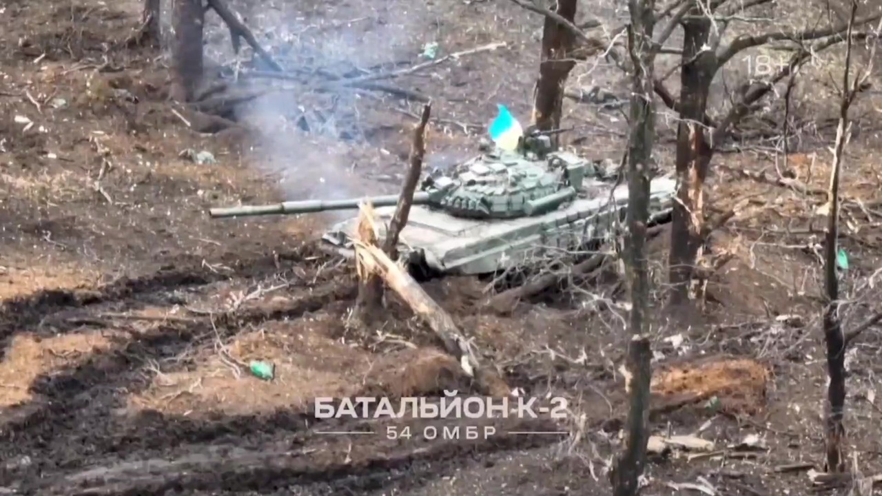 【閲覧注意】塹壕掃討後、履帯で地面をならすウクライナ軍戦車