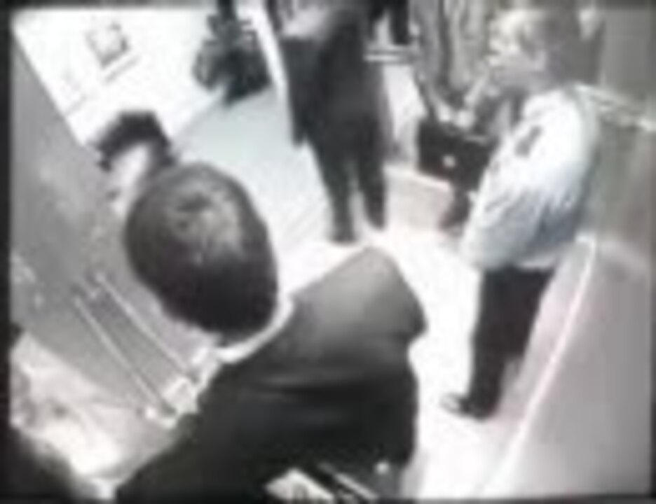 エレベーター内でブチキレる外人男性