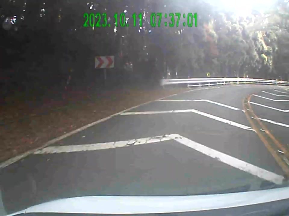 R35 GT-R がカードレール突き破って落っこちた部分が映っている。それだけ。 - ニコニコ動画
