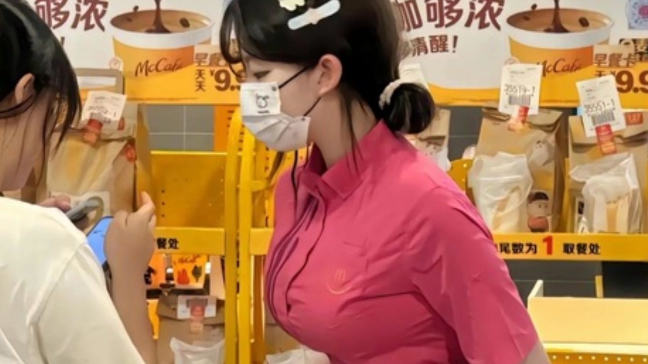ホモと見る限界突破した中国のマクドナルド店員 - ニコニコ動画