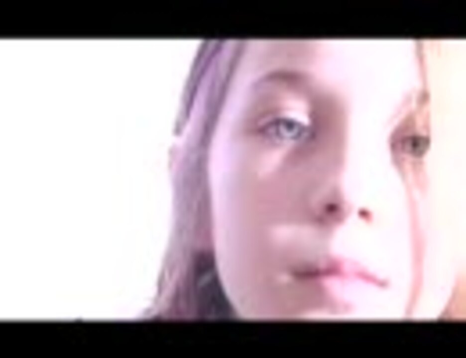 Une petite fille nue - sourit