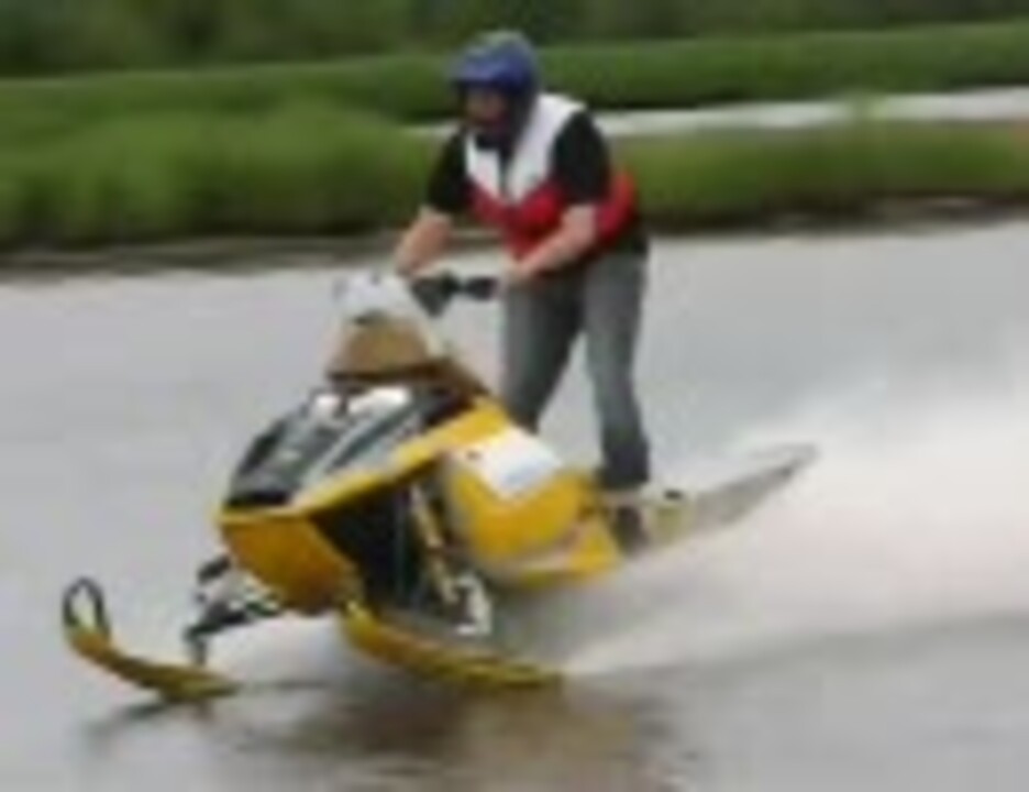転載 watercross riding on water with snowmobile
