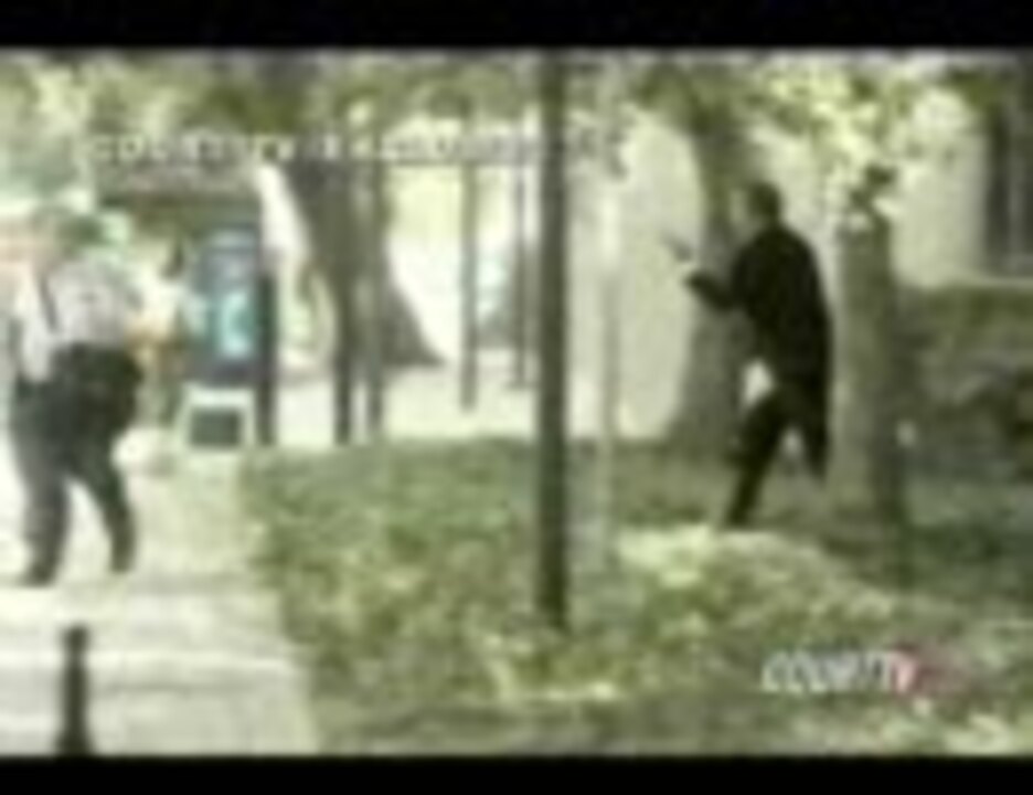 木の陰に隠れて銃弾を避ける弁護士 ニコニコ動画